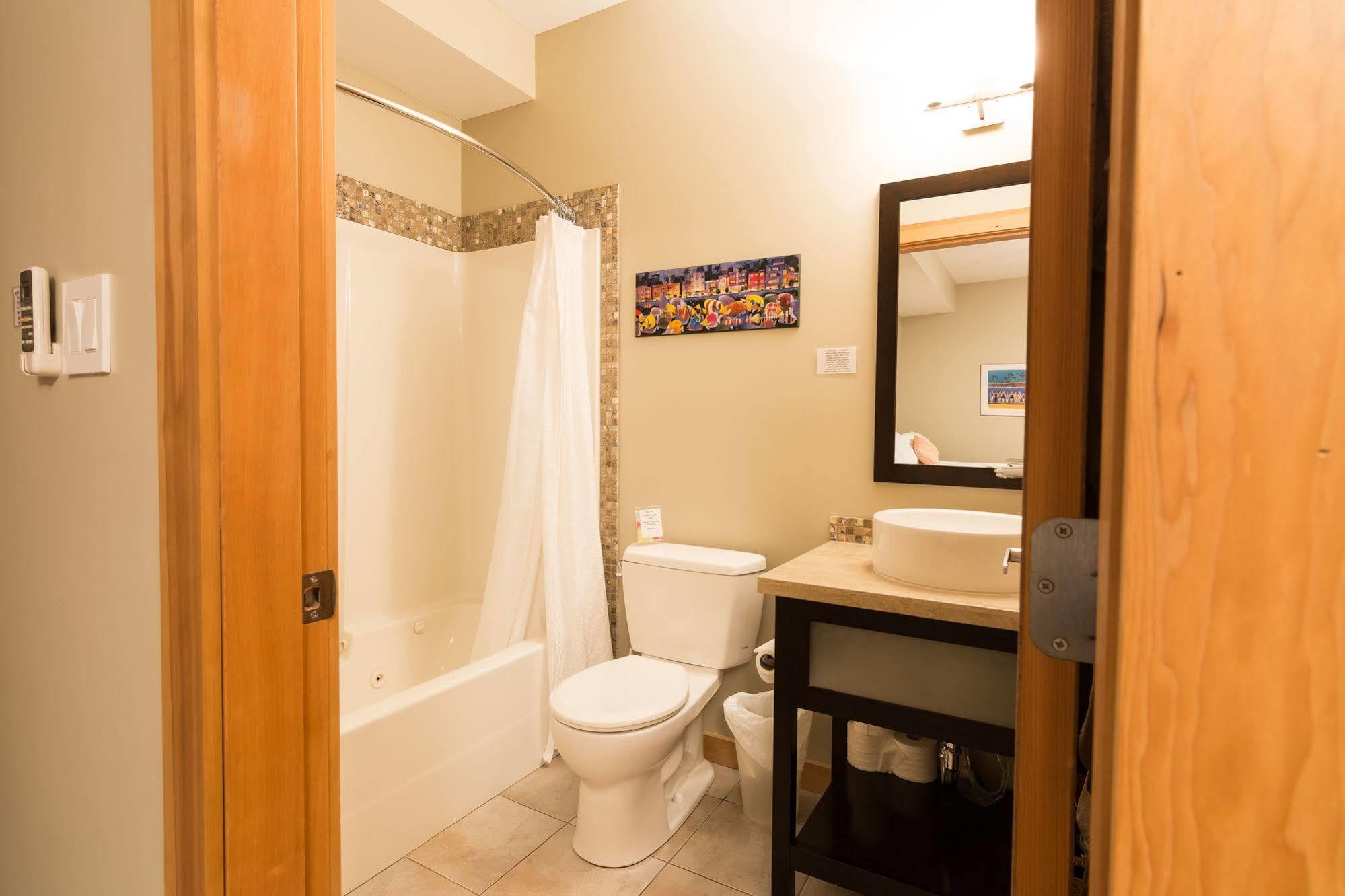 Cormier'S Studio Guest Suites Penticton Dış mekan fotoğraf